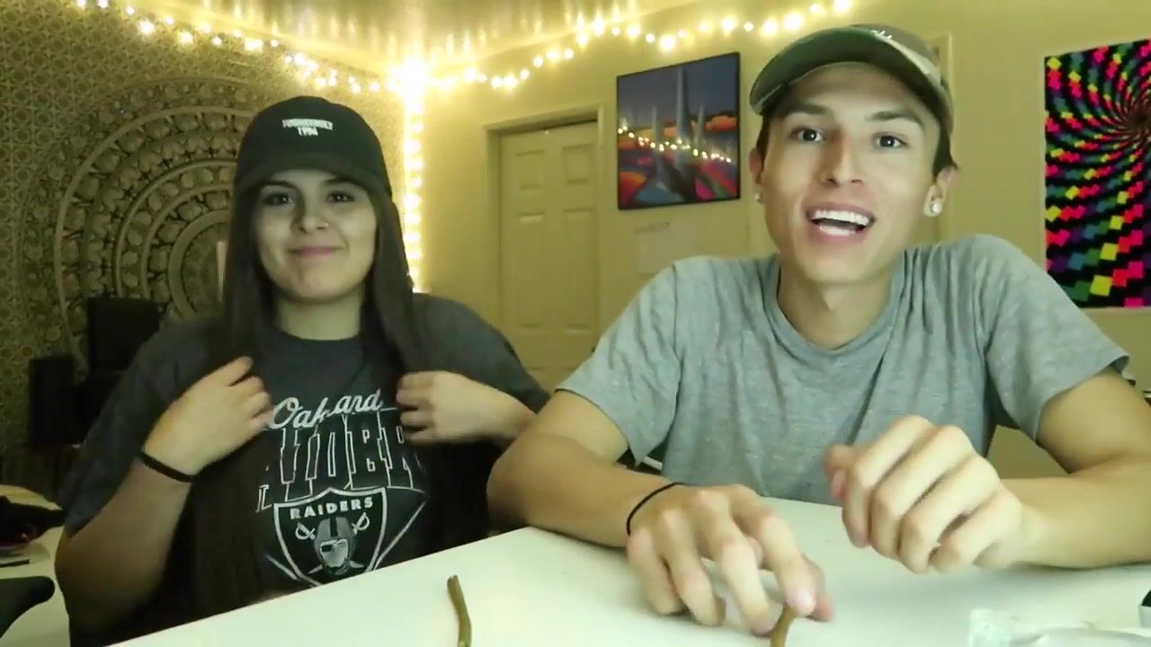 Boyfriend vs Girlfriend 2 GRAM BLUNT RACE !!!