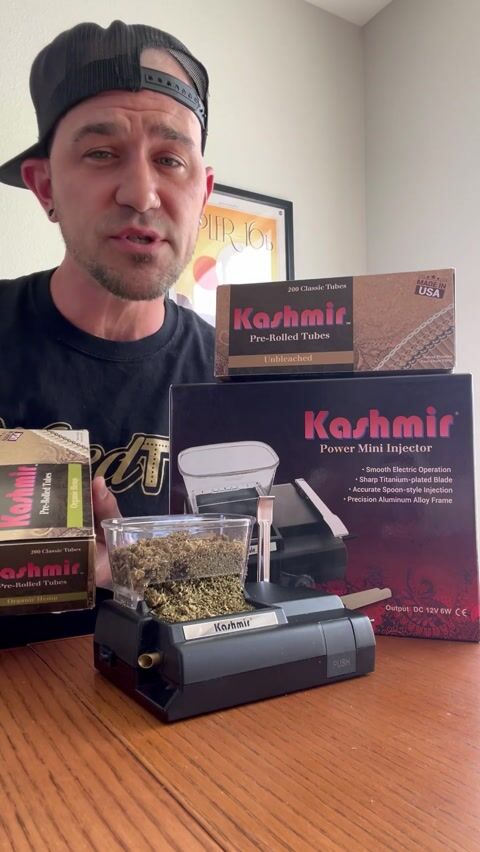EarthSmokesAlot checking out the Kashmir Power Mini Injector