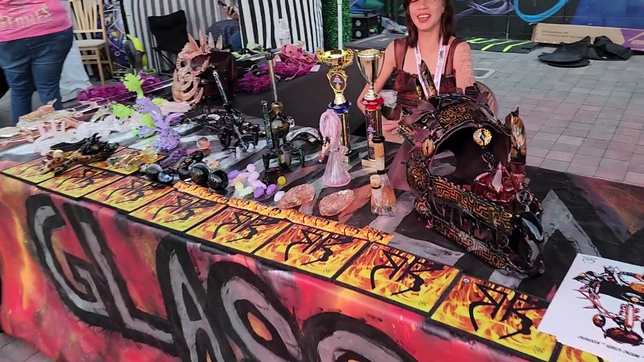 Drakkan is one of the greatest glass artists you will ever see!