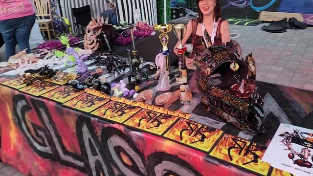 Drakkan is one of the greatest glass artists you will ever see!