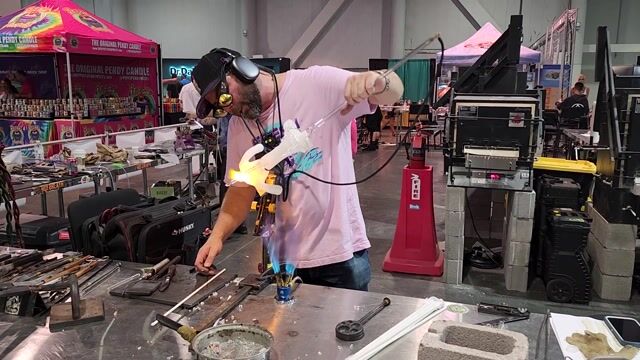 Amazing glass artist at work