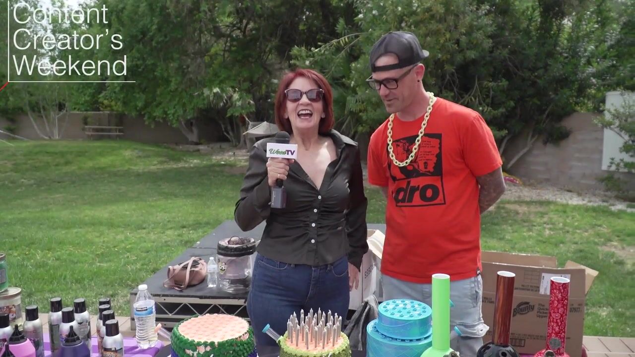 EarthSmokesAlot and Dawn GettinComfyWithCannabis at the Content Creators Weekend