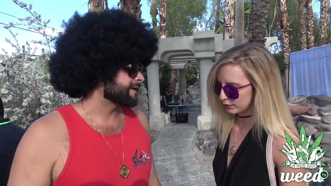 Host MasterBong found a Hot SmokesModel Contestant "#What'sUP?"
